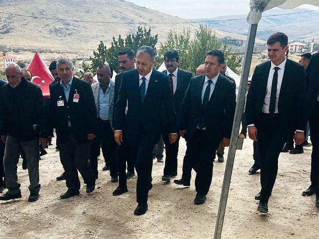 İçişleri Bakanımız Sn. Ali Yerlikaya Şehit Polisimiz Cihat Ermiş'in Ailesini Ziyaret Ettiler.